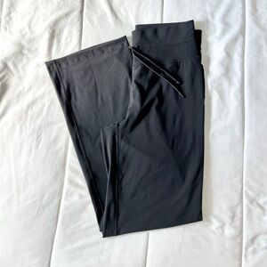 Vuori daily wide leg. Medium. Black